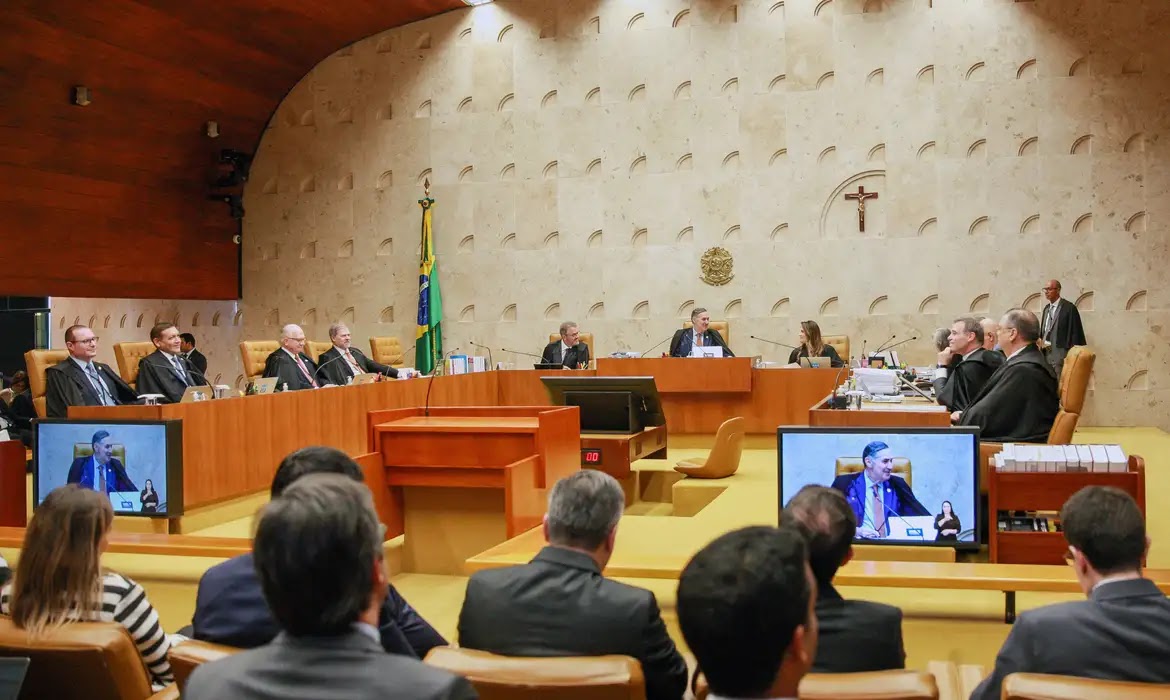STF suspende julgamento sobre responsabilização de redes por postagens