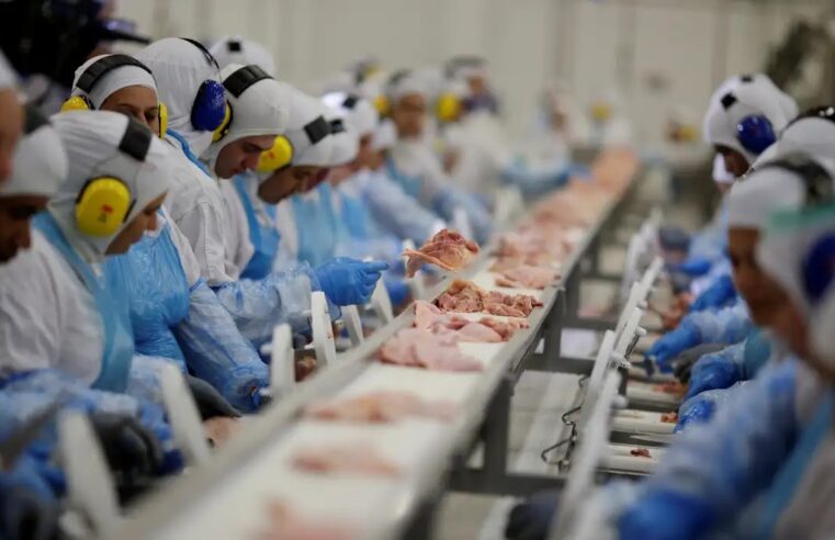 Indústria criou mais de 910 mil empregos em quatro anos, aponta IBGE