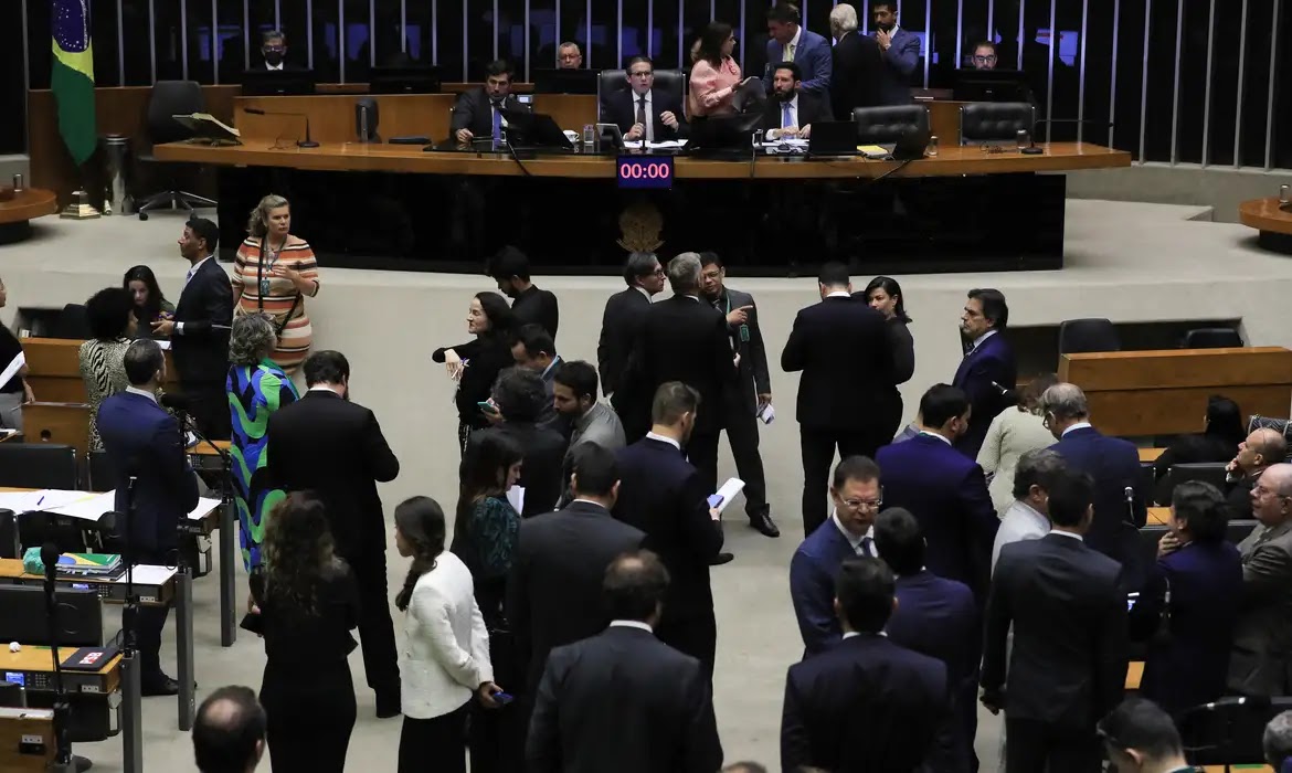 Plenário da Câmara derruba decreto de Lula sobre IOF