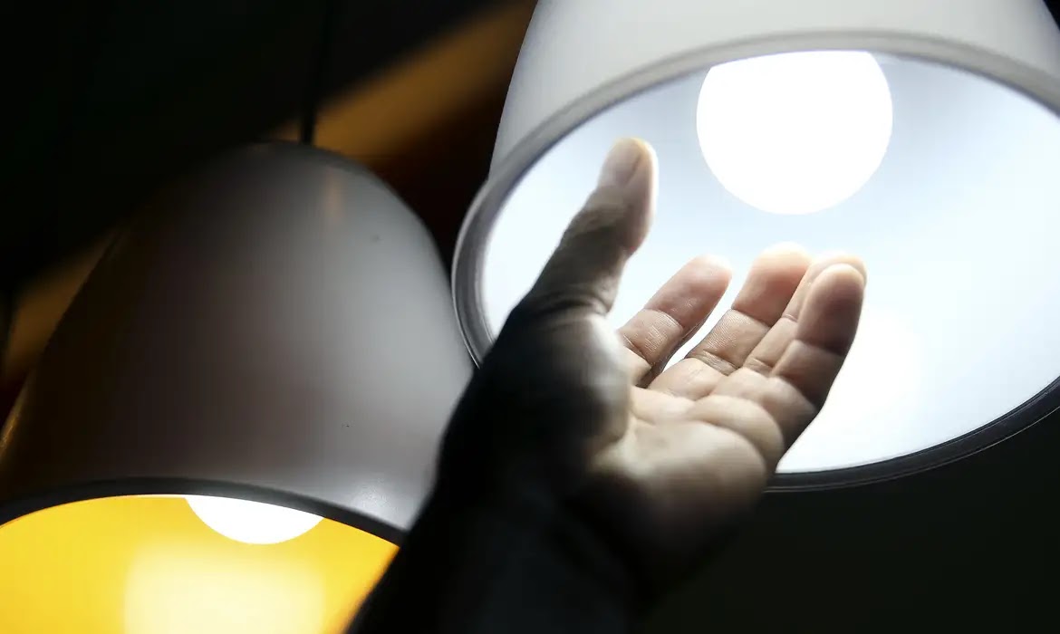 Contas de luz permanecem com bandeira tarifária vermelha em julho
