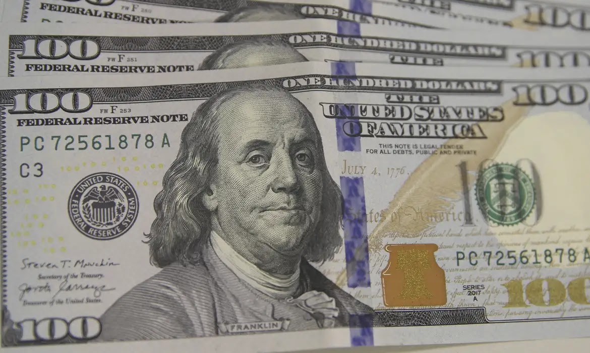 Dólar cai para R$ 5,43 e atinge menor valor desde setembro