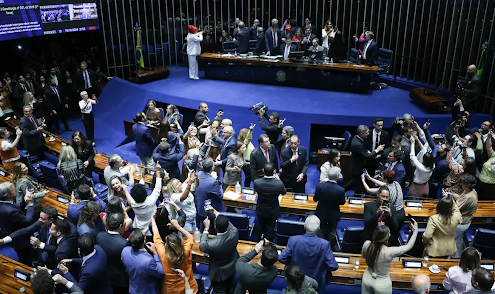 Imprensa estrangeira vê vitória de Lula em aprovação do fim da 6×1